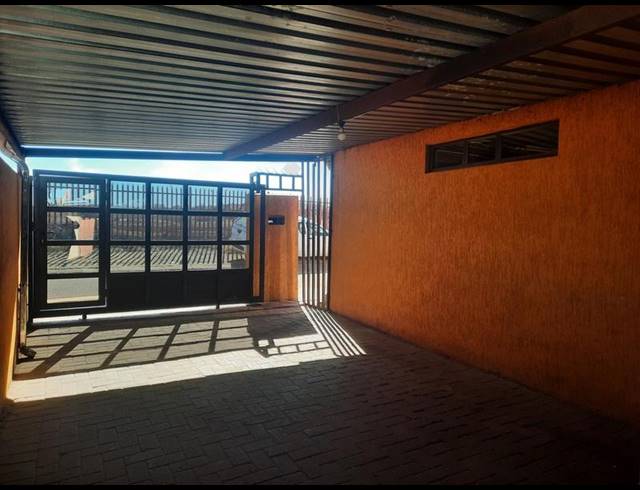 2 BEDROOM HOUSE FOR SALE IN LAKESIDE